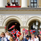 The Children's Parade in Oslo passing below the Palace Balcony  (Foto: Fredrik Varfjell / NTB scanpix)